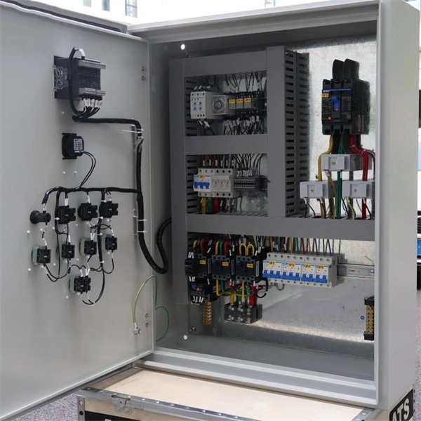 What is the appropriate current rating for an industrial power distribution box 